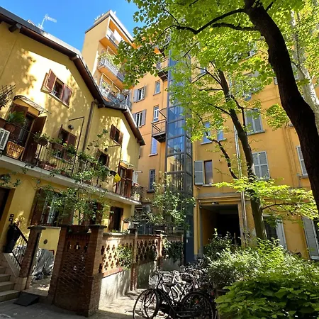Flowers, A Cozy Suite In Milan Exterior photo