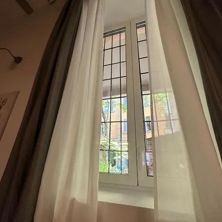Flowers, A Cozy Suite In Milan Exterior photo