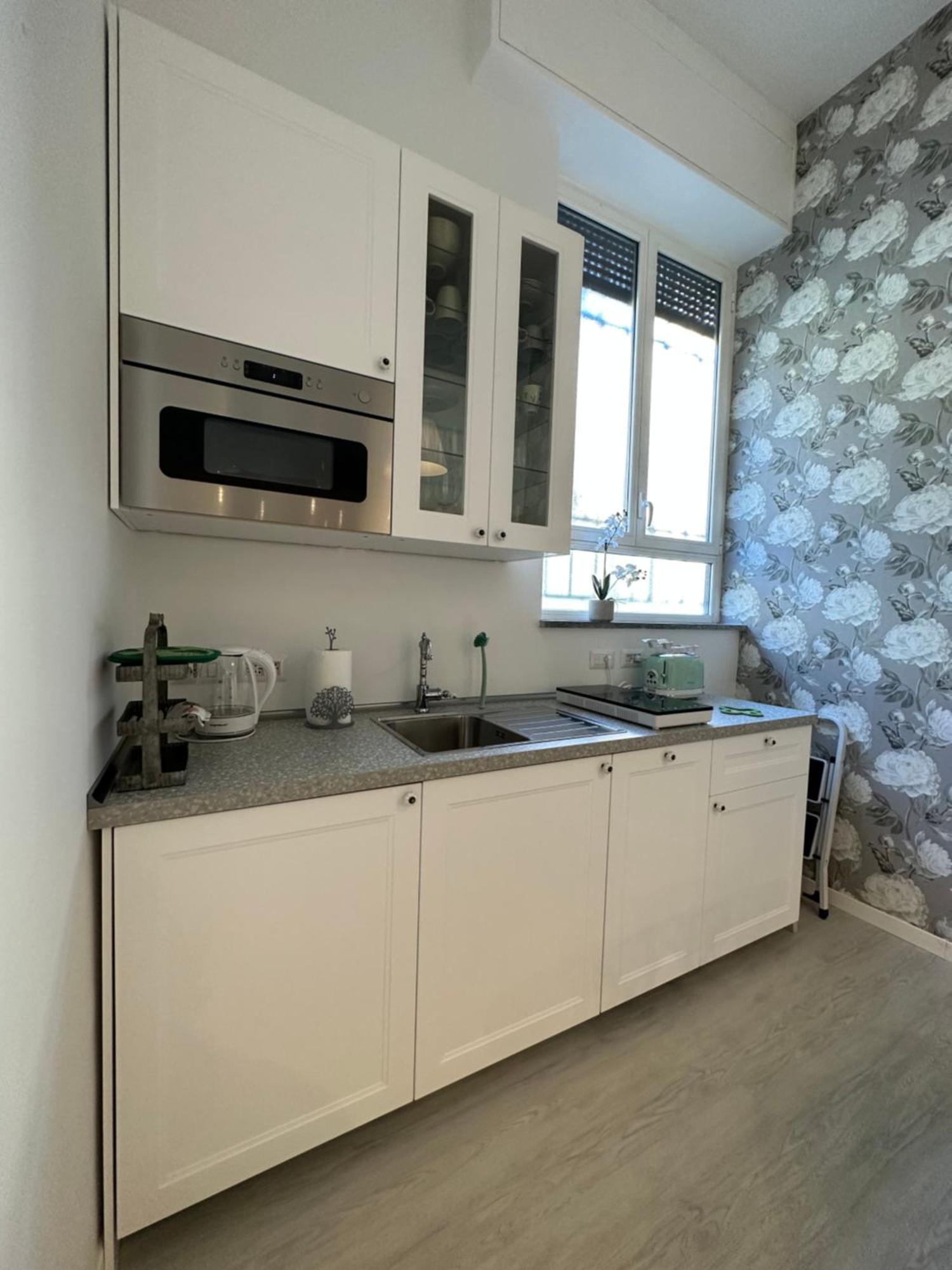 Apartment Flowers, A Cozy In Mailand