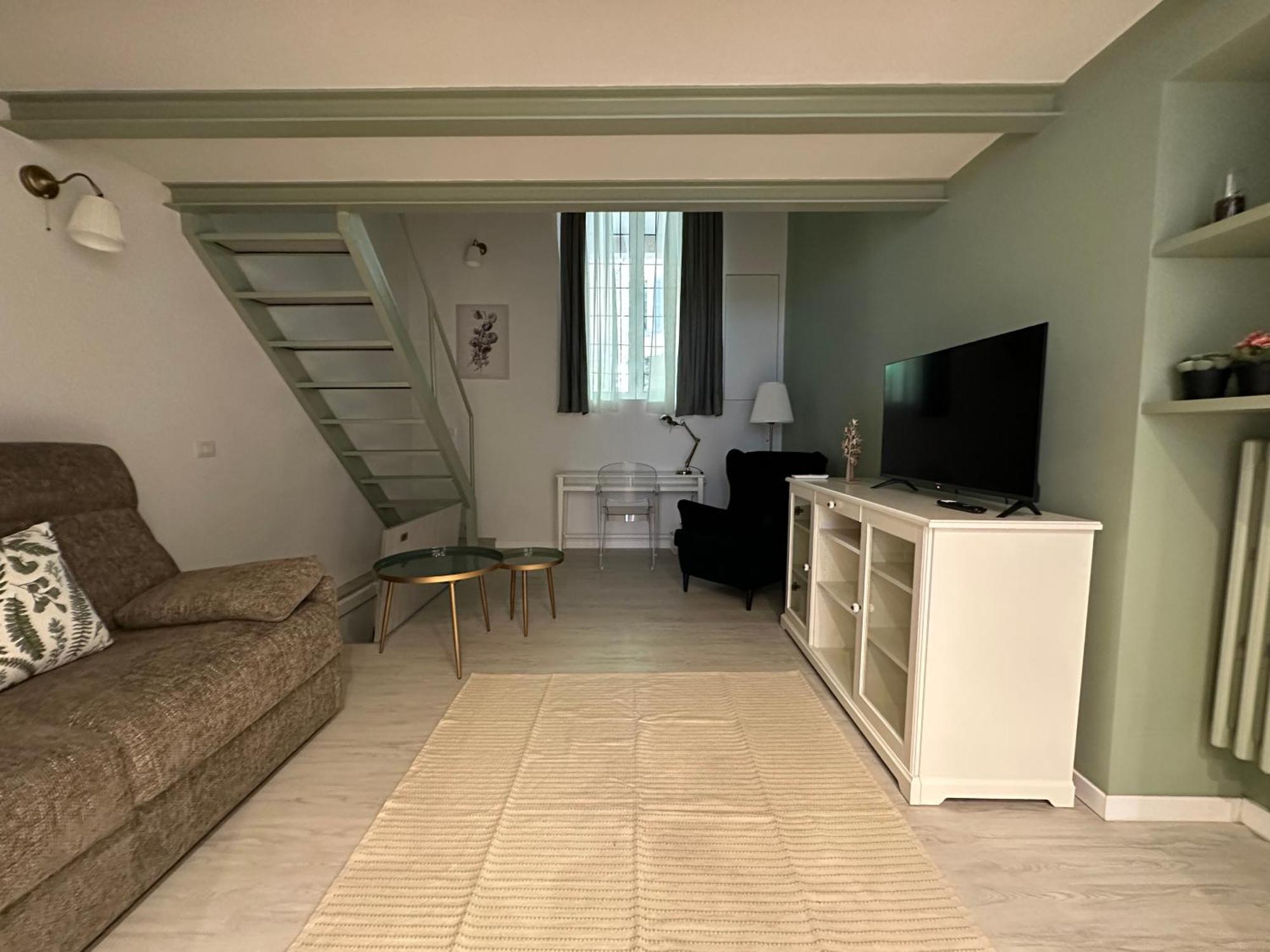 Apartment Flowers, A Cozy In Mailand