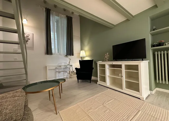 Flowers, A Cozy Suite In Milan