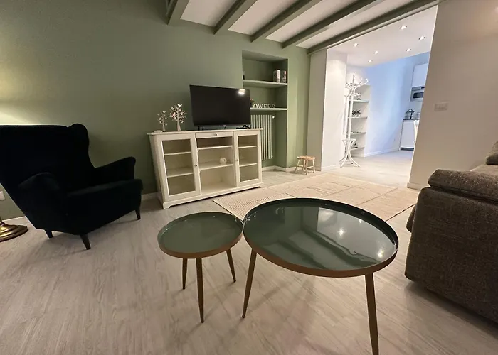 Flowers, A Cozy Suite In Milan